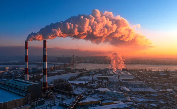 在云上高高地种植烟斗 有害的排放到上层大气中 因燃烧碳燃料而产生的气候变化 — 图库照片
