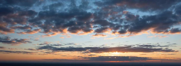 Естественный Абстрактный Фон Утреннее Утреннее Небо Облака Освещаемые Палящим Утренним — стоковое фото