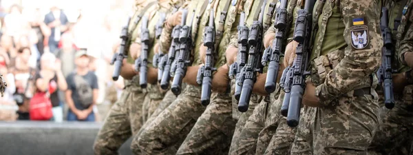 Şehir sokaklarında Ukrayna ordusunun bir piyade birliği. Seçici odak.