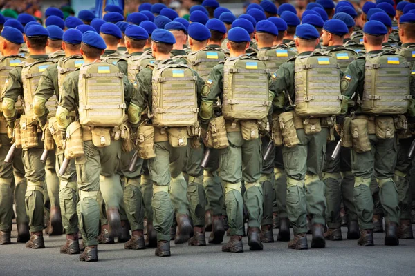 街の通りにウクライナ軍の歩兵の列 選択的焦点 — ストック写真