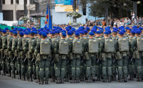 街の通りにウクライナ軍の歩兵の列 選択的焦点 — ストック写真