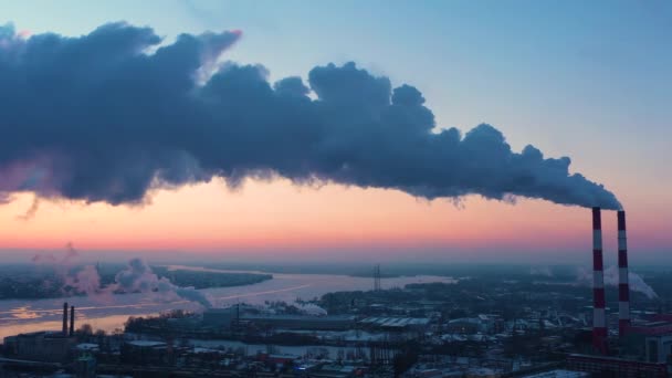 Schadelijke emissies in de atmosfeer die de opwarming van de aarde veroorzaken. — Stockvideo