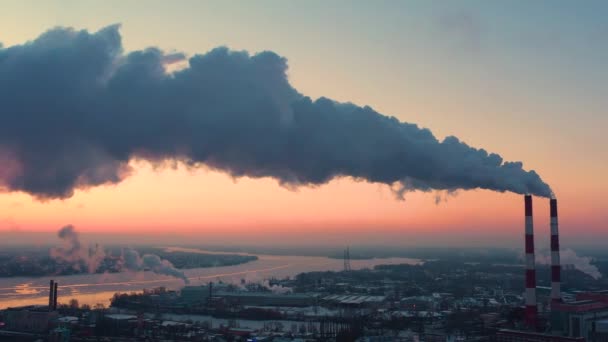 Skadliga utsläpp i atmosfären som orsakar global uppvärmning. — Stockvideo