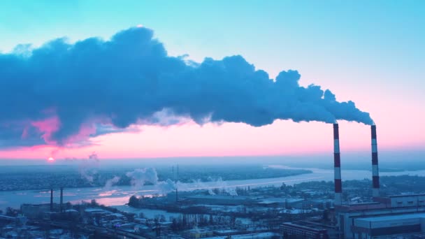 Skadliga utsläpp i atmosfären som orsakar global uppvärmning. — Stockvideo