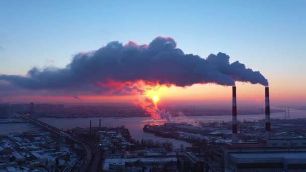 Schadelijke emissies in de atmosfeer die de opwarming van de aarde veroorzaken. — Stockvideo