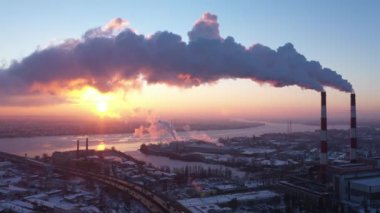 Sera gazı emisyonları. Fabrikaların kirliliği. Şehrin üzerinde kirli hava var. İnsan sağlığı üzerinde olumsuz etki
