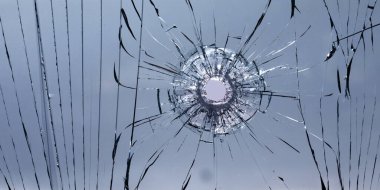 Kayadaki kurşun deliği. Kırık camlar, çatlaklar. Soyut arkaplan veya doku