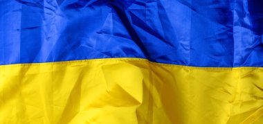 Sarı ve mavi Ukrayna saten bayrağı. Buruşmuş dokuyu özetle