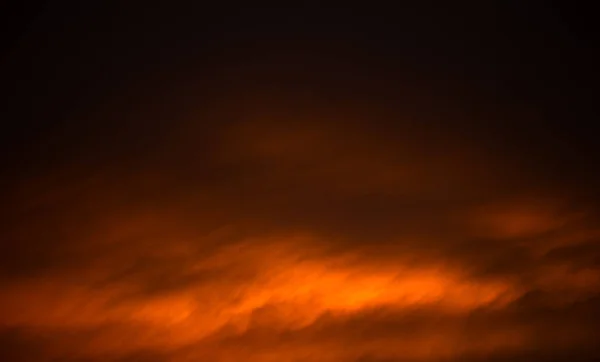 日落时明亮的橙色天空 美丽的夏季风景 — 图库照片
