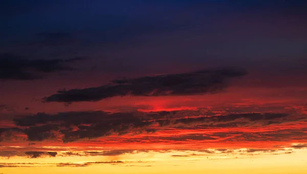 日落时明亮的橙色天空 美丽的夏季风景 — 图库照片