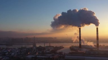 Sera gazı emisyonları. Fabrikaların kirliliği. Şehrin üzerinde kirli hava var. İnsan sağlığı üzerinde olumsuz etki