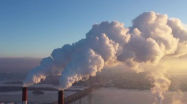 Sera gazı emisyonları. Fabrikaların kirliliği. Şehrin üzerinde kirli hava var. İnsan sağlığı üzerinde olumsuz etki