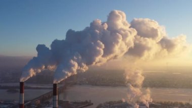 Sera gazı emisyonları. Fabrikaların kirliliği. Şehrin üzerinde kirli hava var. İnsan sağlığı üzerinde olumsuz etki