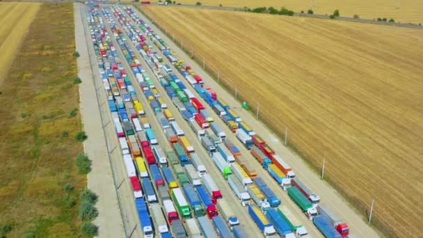 Eine Riesige Schlange Von Mit Getreide Beladenen Lastwagen Einem Blockierten — Stockvideo