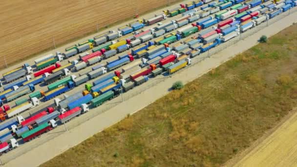 在一个被封锁的乌克兰港口 成排的卡车载着谷物 战争造成的人道主义危机 — 图库视频影像
