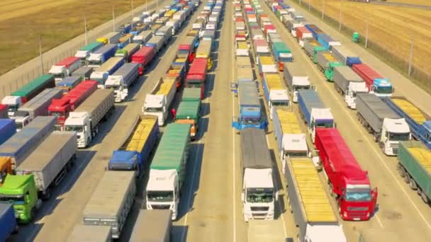 Eine Riesige Schlange Von Mit Getreide Beladenen Lastwagen Einem Blockierten — Stockvideo