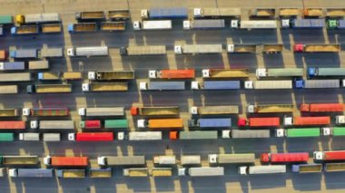 Engellenmiş bir Ukrayna limanında tahıl mahsulleriyle dolu dev bir kamyon kuyruğu. Savaştan dolayı insani yardım krizi.