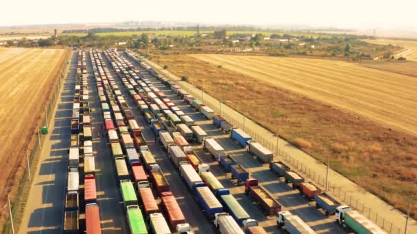 Eine Riesige Schlange Von Mit Getreide Beladenen Lastwagen Einem Blockierten — Stockvideo