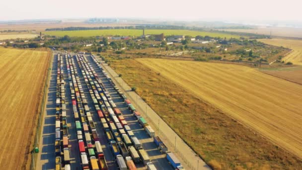 ブロックされたウクライナの港に穀物を積んだトラックの巨大なキュー 戦争による人道危機 — ストック動画