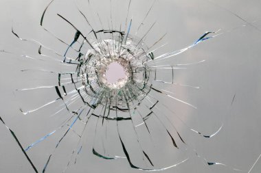 Kayadaki kurşun deliği. Kırık camlar, çatlaklar. Soyut arkaplan veya doku