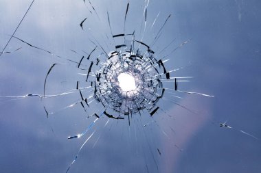 Kayadaki kurşun deliği. Kırık camlar, çatlaklar. Soyut arkaplan veya doku