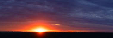Bulutlar ve turuncu gün batımı. Hava şartları kötüleşiyor. Acil durum..