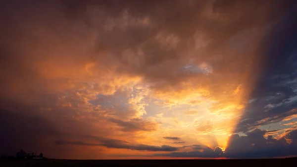 Avondhemel Bij Zonsondergang Oranje Zonnestralen Verlichten Wolken — Stockfoto