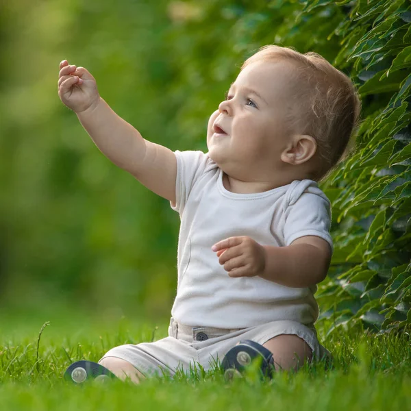 Vrolijk Lachende Baby Kleine Jongen Zittend Het Gazon Selectieve Focus — Stockfoto