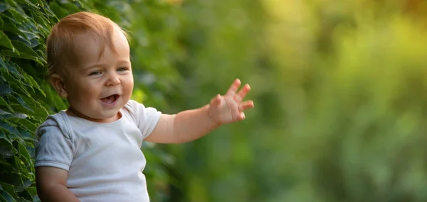 Alegre Bebé Sonriente Niño Sentado Césped Enfoque Selectivo — Foto de Stock