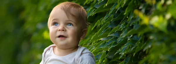 Vrolijk Lachende Baby Kleine Jongen Zittend Het Gazon Selectieve Focus — Stockfoto