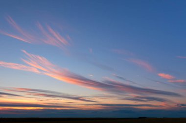 Bulutlar ve turuncu gün batımı. Hava şartları kötüleşiyor. Acil durum..