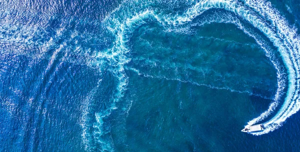 Rest Water Speed Boat Moves Circle Surface Water Creating Bubbles — Foto de Stock