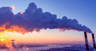 Bulutların üstündeki bitki borusu. Üst atmosfere zararlı emisyonlar. Karbon yakıtının yanması sonucu iklim değişikliği.