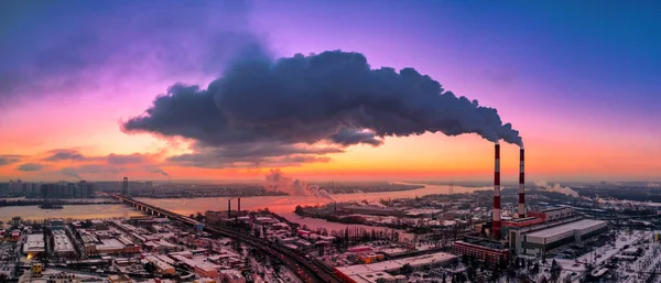 Pflanzrohr Hoch Über Den Wolken Schädliche Emissionen Die Obere Atmosphäre — Stockfoto