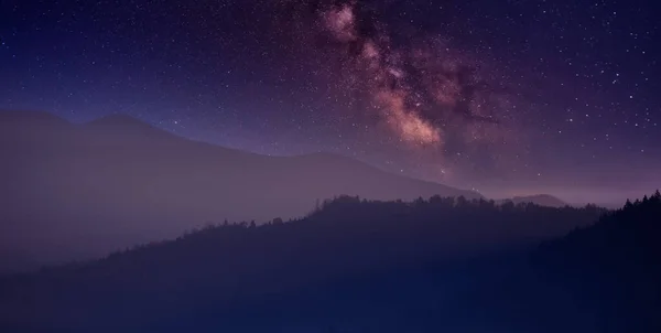 Noche Las Montañas Otoño Cielo Estrellado Árboles Frondosos Amarillos Niebla — Foto de Stock