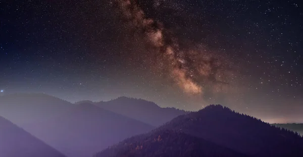 Noche Las Montañas Otoño Cielo Estrellado Árboles Frondosos Amarillos Niebla — Foto de Stock