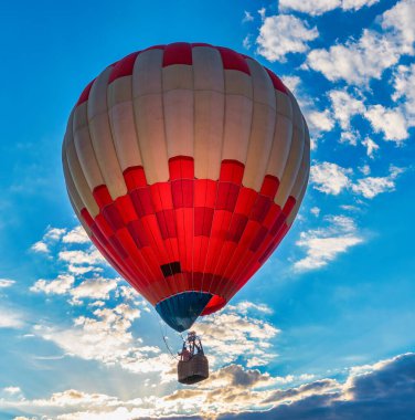 çok renkli balon, mavi gökyüzünün arka planında balon. Kavram, aşırı turizm türleri.