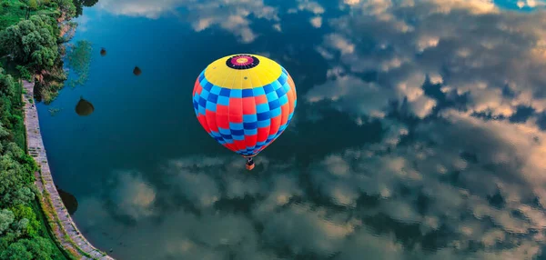 Balão Quente Sobre Mar Qual Nuvens São Refletidas Vista Superior — Fotografia de Stock