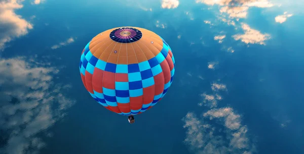 Deniz Üzerinde Sıcak Hava Balonu Bulutların Yansıdığı Üst Manzara — Stok fotoğraf