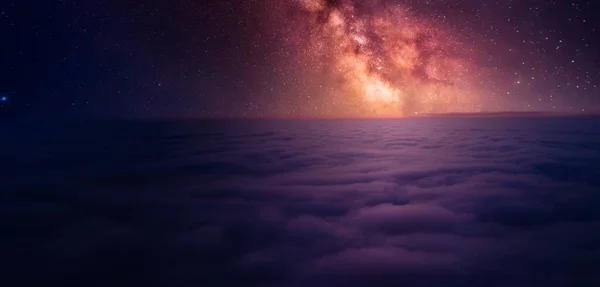 Nachtsterne Über Dem Nebel Eine Wunderbare Sommerlandschaft Aus Der Drohne — Stockfoto