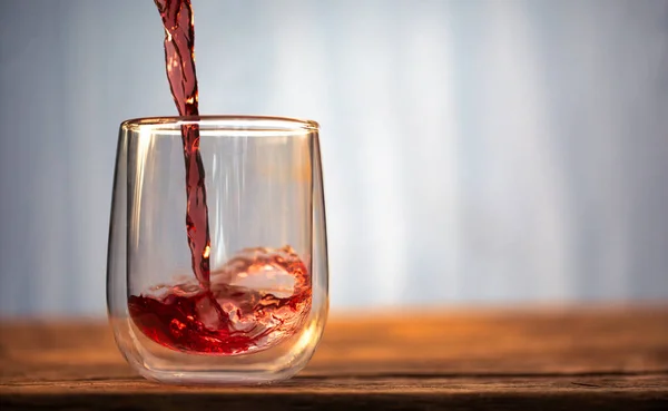 Κόκκινο Υγρό Χυμός Κρασί Χύνεται Ένα Ποτήρι — Φωτογραφία Αρχείου