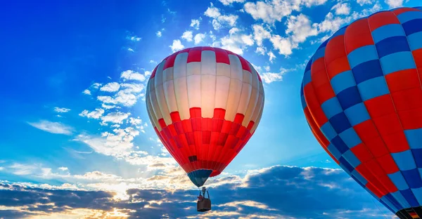 Wielobarwny Balon Balon Tle Błękitnego Nieba Koncepcja Ekstremalne Rodzaje Turystyki — Zdjęcie stockowe