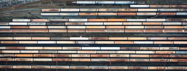 Vagonlar demiryolunda. Tren istasyonundaki eski paslı yolcu vagonları..