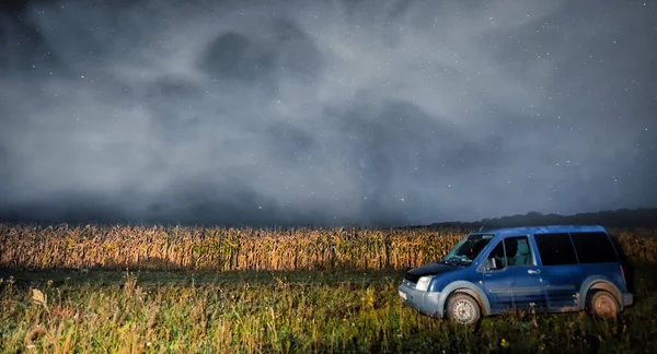 Coche Camino Campo Junto Campo Maíz Fondo Cielo Estrellado Maravilloso — Foto de Stock