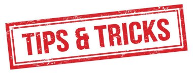 Kırmızı grungy vintage dikdörtgen damgası üzerindeki TIPS & TRICKS metni.