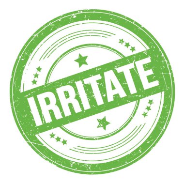 Yeşil yuvarlak grungy doku damgası üzerine IRRITATE metin.