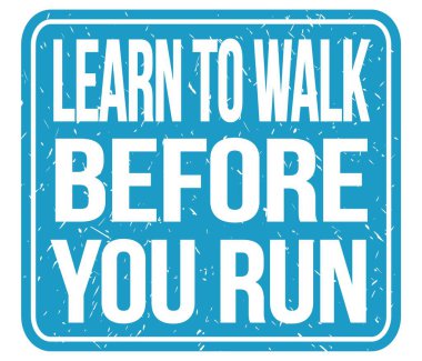 Koşmadan önce yürümeyi öğren, mavi pul işaretinde yazılı metin.