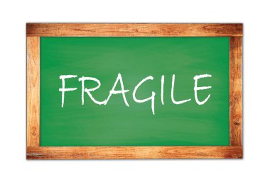 Yeşil okul tahtasına yazılı FRAGILE sözcüğü