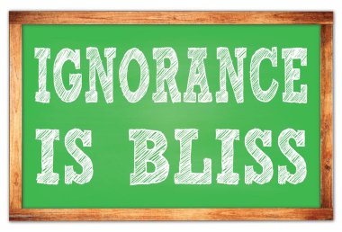 IGNORANCE BLISS yeşil ahşap çerçeve okul tahtasına yazılmıştır