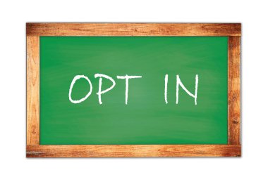 Yeşil ahşap çerçeve okul tahtasına yazılmış OPT IN metni.